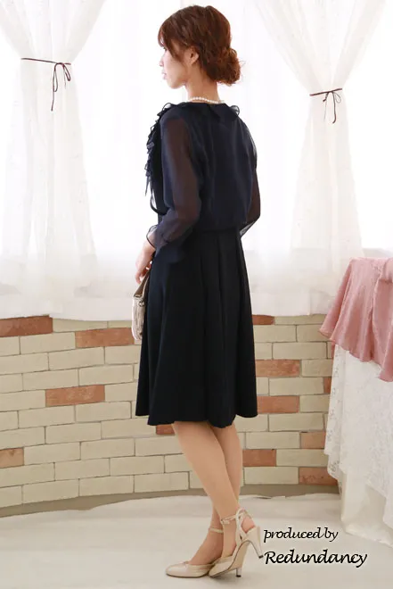 ネイビーのVネックタックフレアドレス