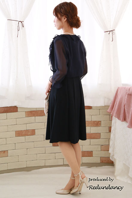 ネイビーのVネックタックフレアドレス