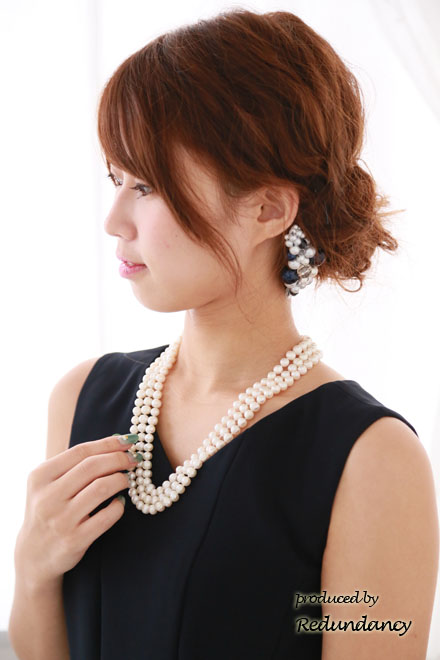 ネイビーのVネックタックフレアドレス