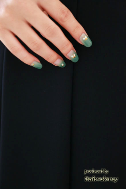 ネイビーのVネックタックフレアドレス