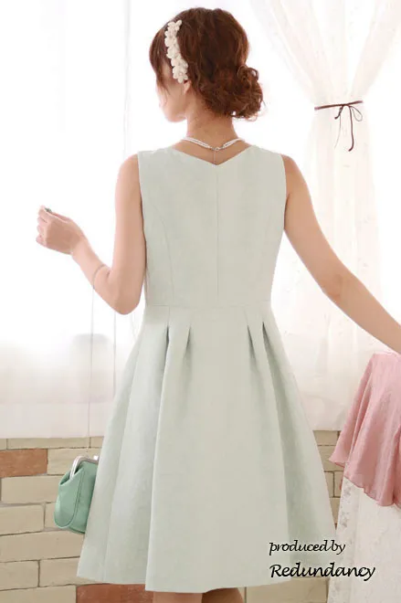 ミントグリーンの花柄ジャガードタックフレアドレス