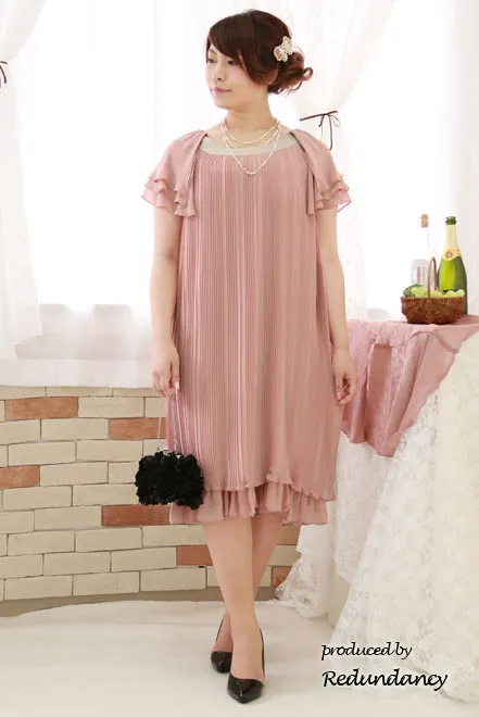 ピンクの袖付きプリーツドレス