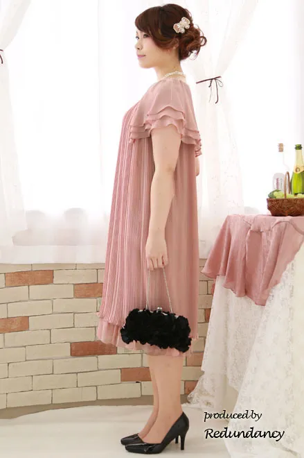 ピンクの袖付きプリーツドレス