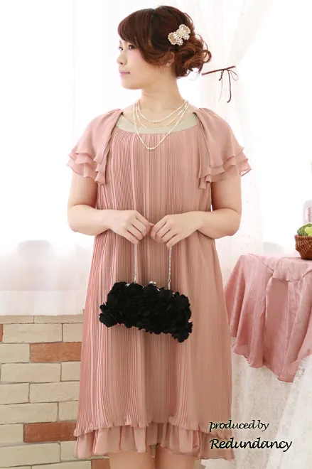 ピンクの袖付きプリーツドレス