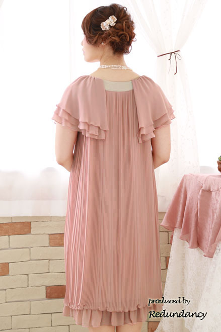 ピンクの袖付きプリーツドレス