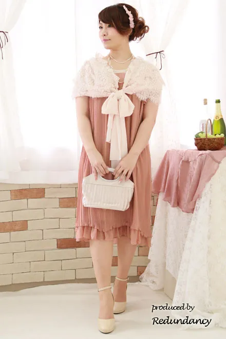 ピンクの袖付きプリーツドレス