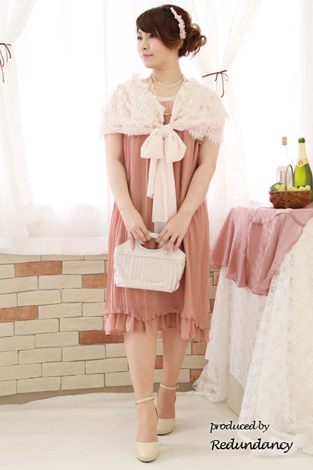 ピンクの袖付きプリーツドレス