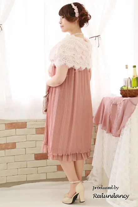 ピンクの袖付きプリーツドレス