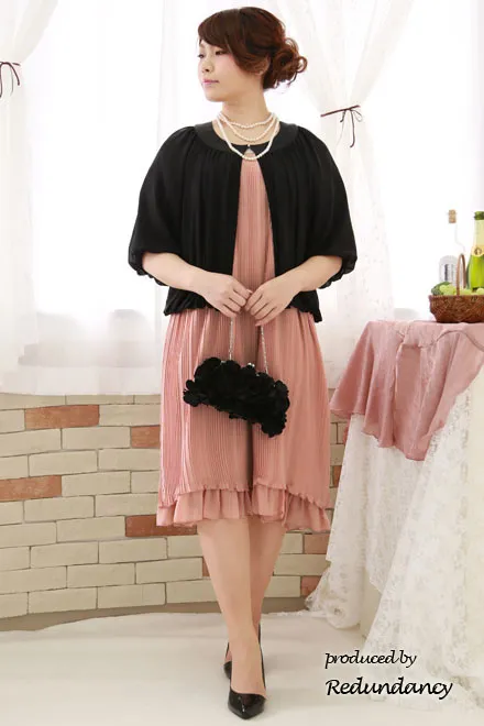 ピンクの袖付きプリーツドレス