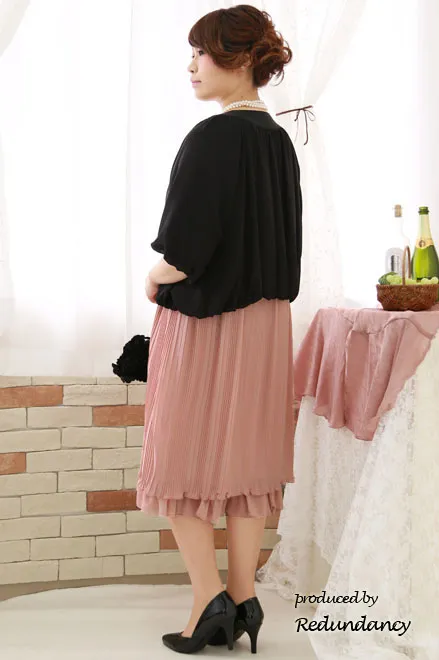 ピンクの袖付きプリーツドレス