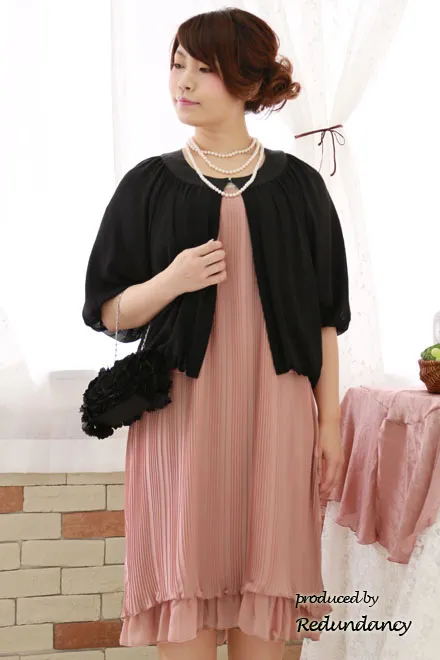 ピンクの袖付きプリーツドレス