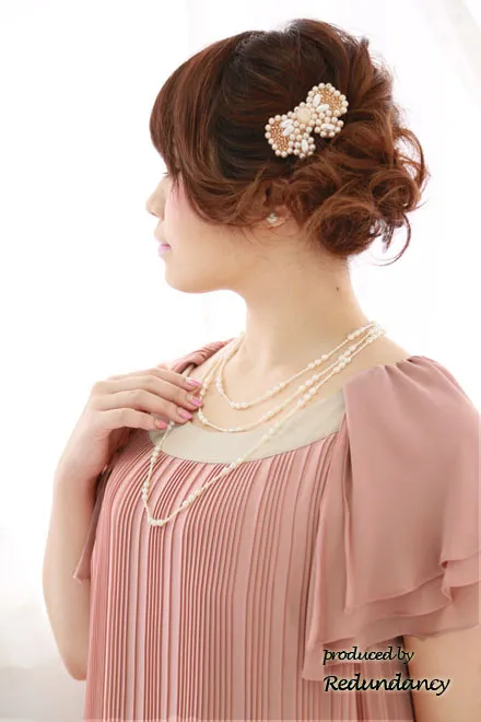 ピンクの袖付きプリーツドレス