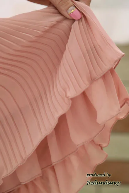 ピンクの袖付きプリーツドレス
