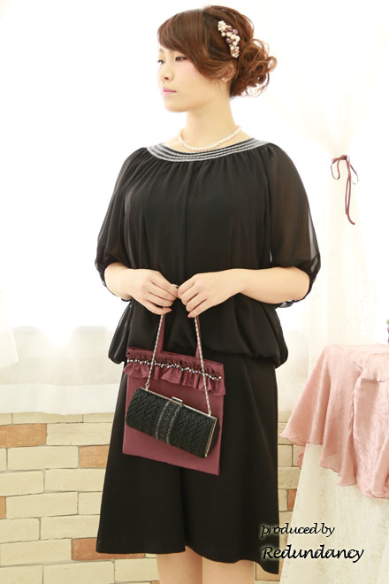 ブラックのシフォンビジュー付ポンチョドレス