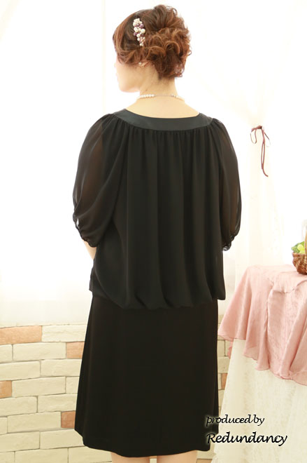 ブラックのシフォンビジュー付ポンチョドレス