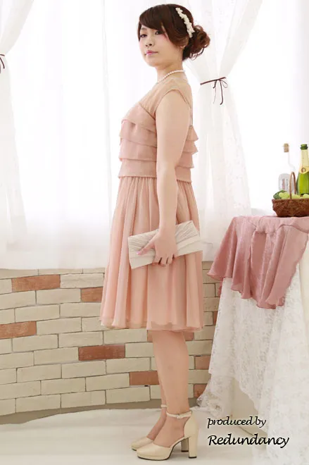 ピンクベージュのティアードシフォンワンピ