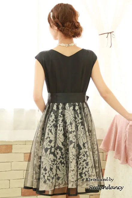 ブラックのダマスク風模様チュールドレス