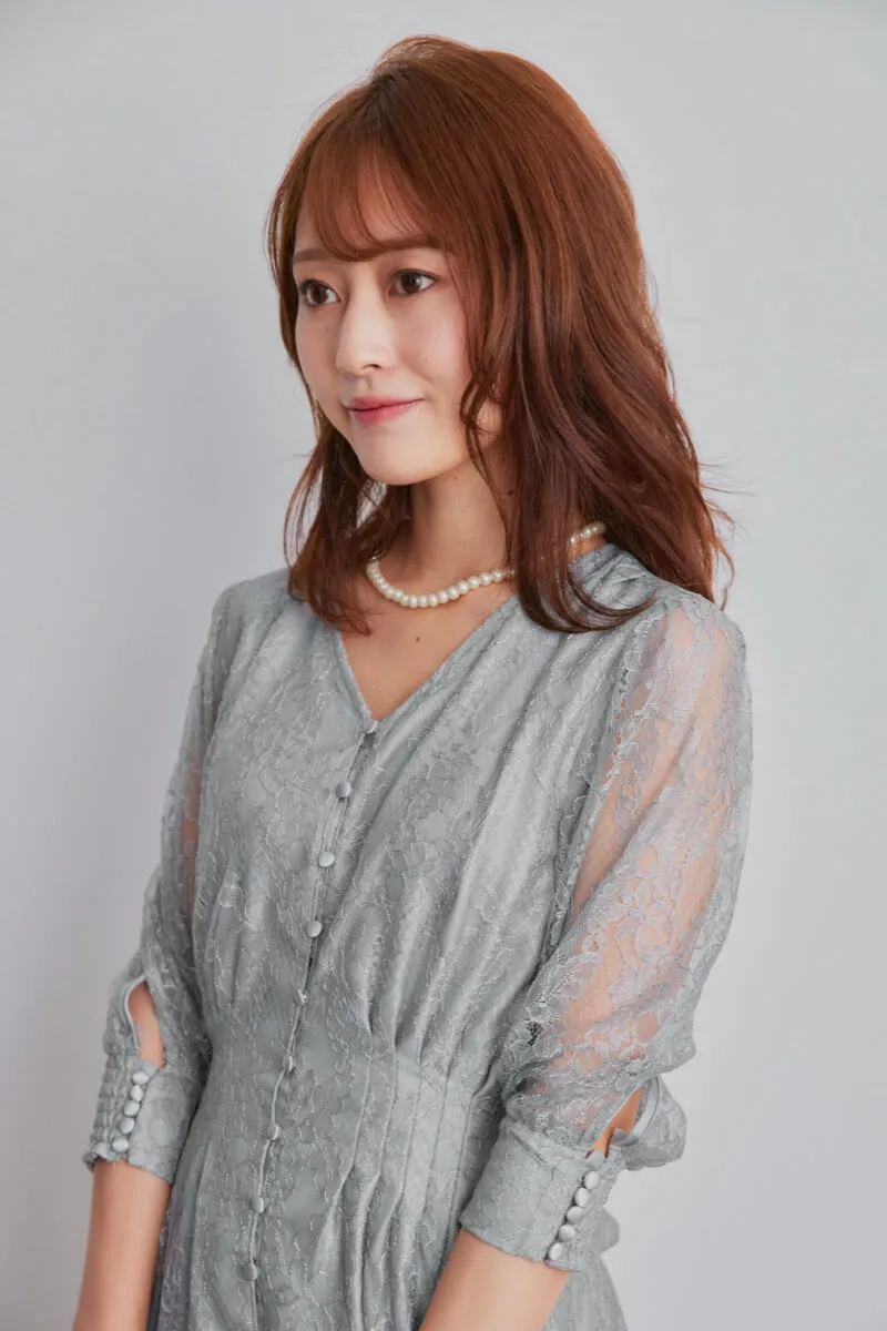 ブルーグレーのくるみボタン総レースドレス