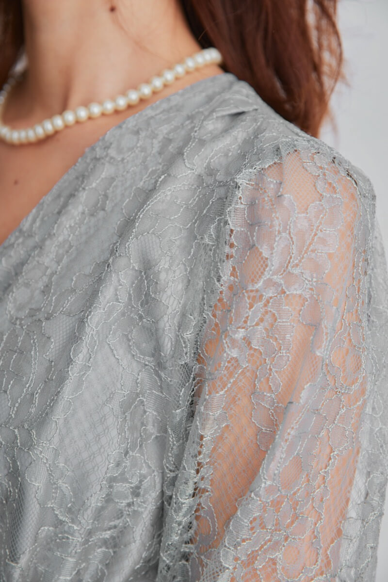 ブルーグレーのくるみボタン総レースドレス