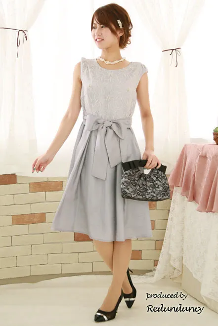 シルバーのウエストリボン切替ビジューミディ丈ドレス
