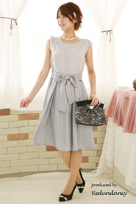 シルバーのウエストリボン切替ビジューミディ丈ドレス