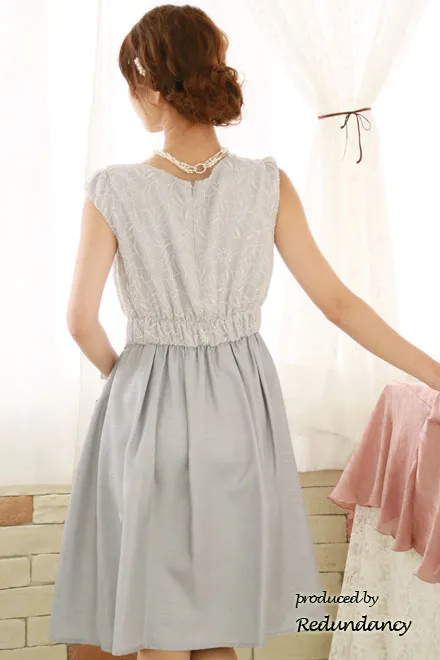 シルバーのウエストリボン切替ビジューミディ丈ドレス