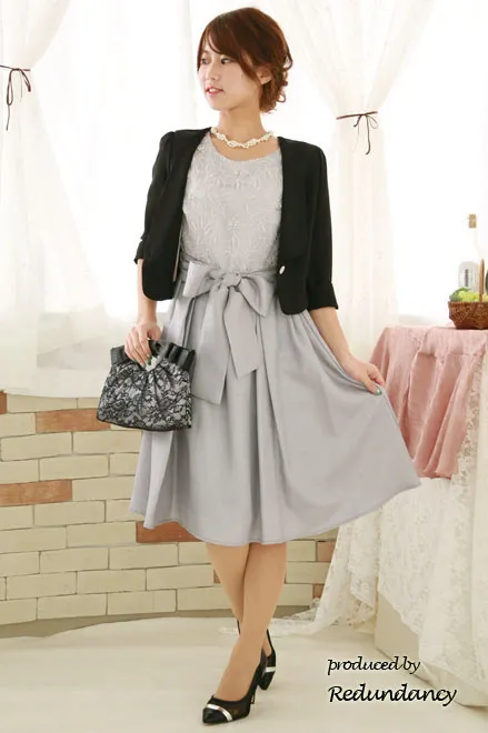 シルバーのウエストリボン切替ビジューミディ丈ドレス