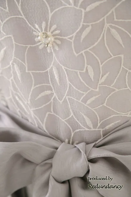 シルバーのウエストリボン切替ビジューミディ丈ドレス