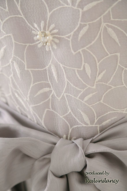 シルバーのウエストリボン切替ビジューミディ丈ドレス