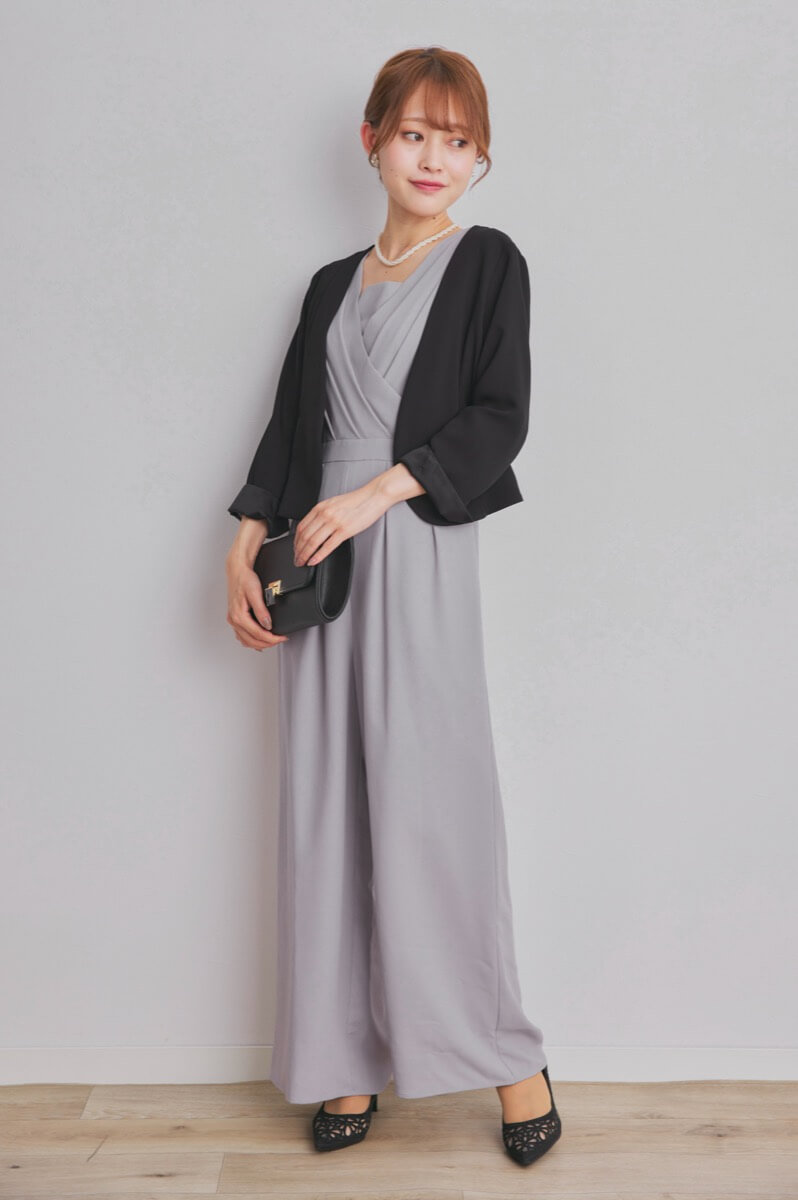 グレーのレース袖カシュクールパンツドレス