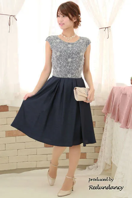 ネイビーのウエストリボン切替ビジューミディ丈ドレス