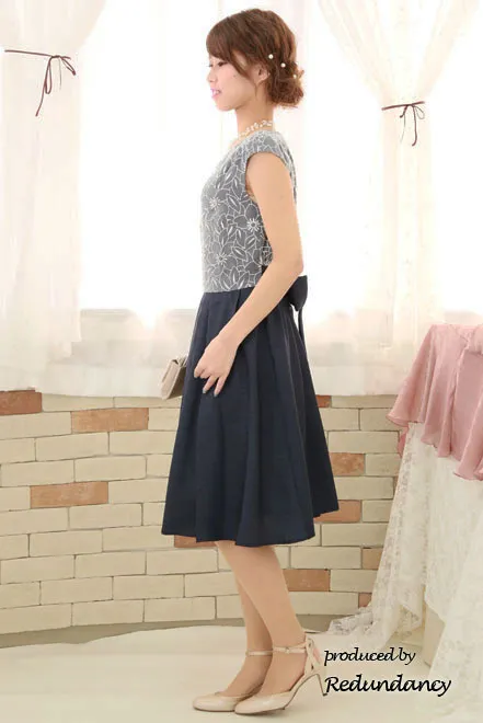 ネイビーのウエストリボン切替ビジューミディ丈ドレス