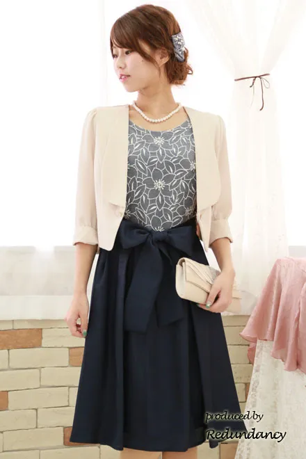 ネイビーのウエストリボン切替ビジューミディ丈ドレス