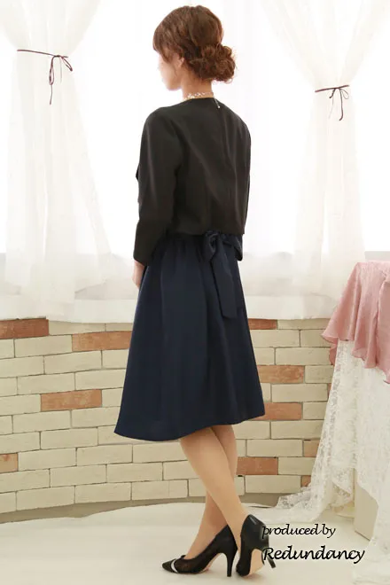 ネイビーのウエストリボン切替ビジューミディ丈ドレス