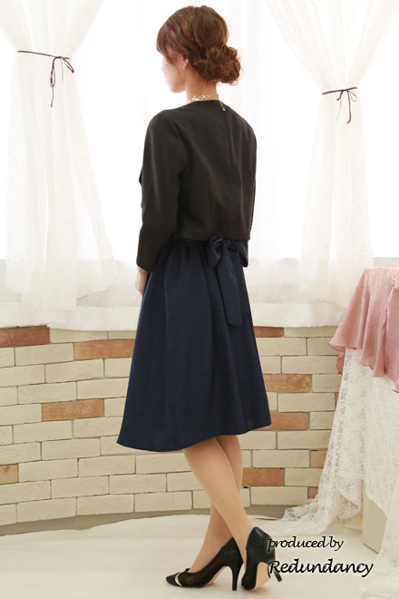 ネイビーのウエストリボン切替ビジューミディ丈ドレス