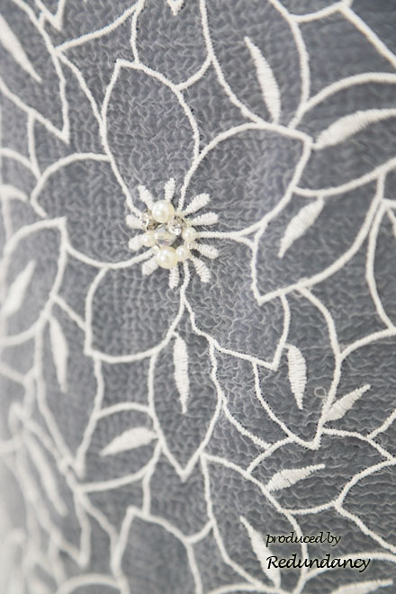 ネイビーのウエストリボン切替ビジューミディ丈ドレス