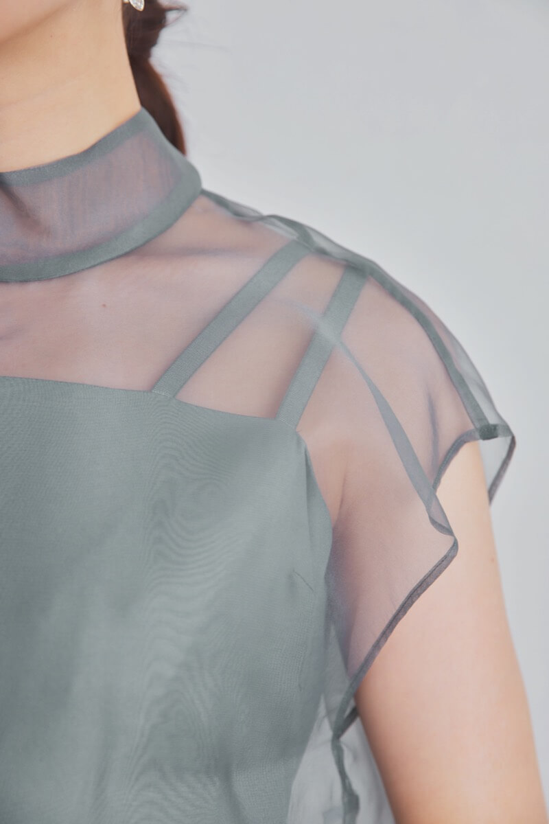 グレーのアシメインナーオーガンジードレス