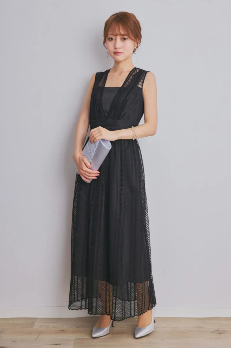 ブラックのストライプレースドレス