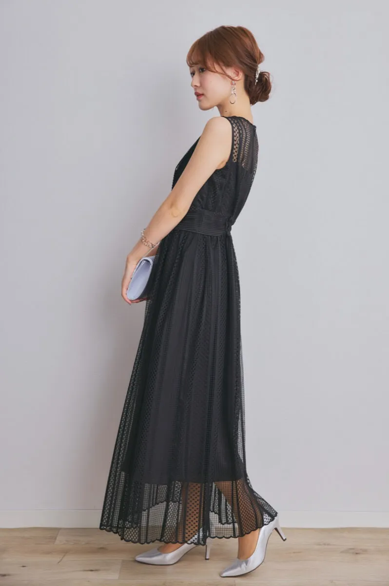 ブラックのストライプレースドレス