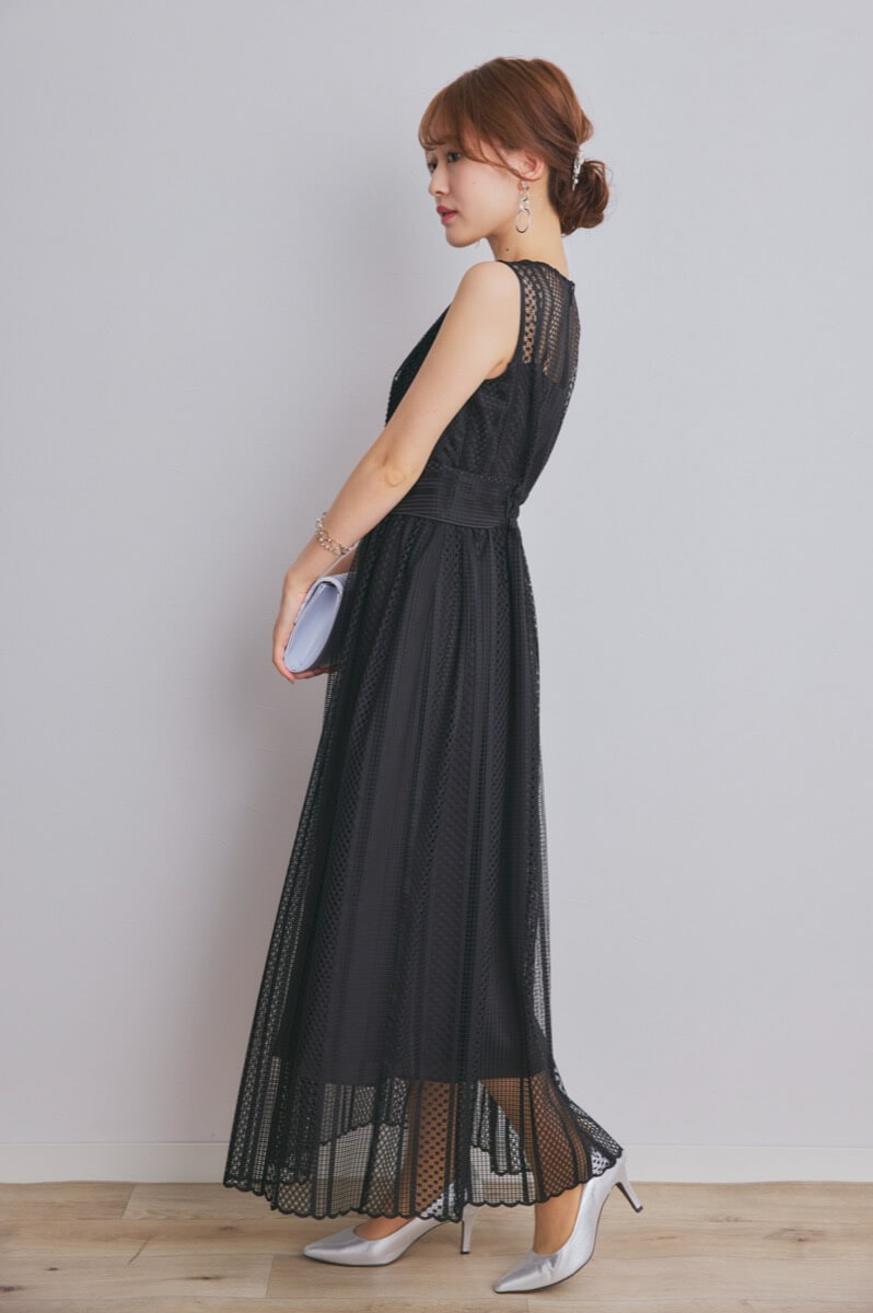 ブラックのストライプレースドレス