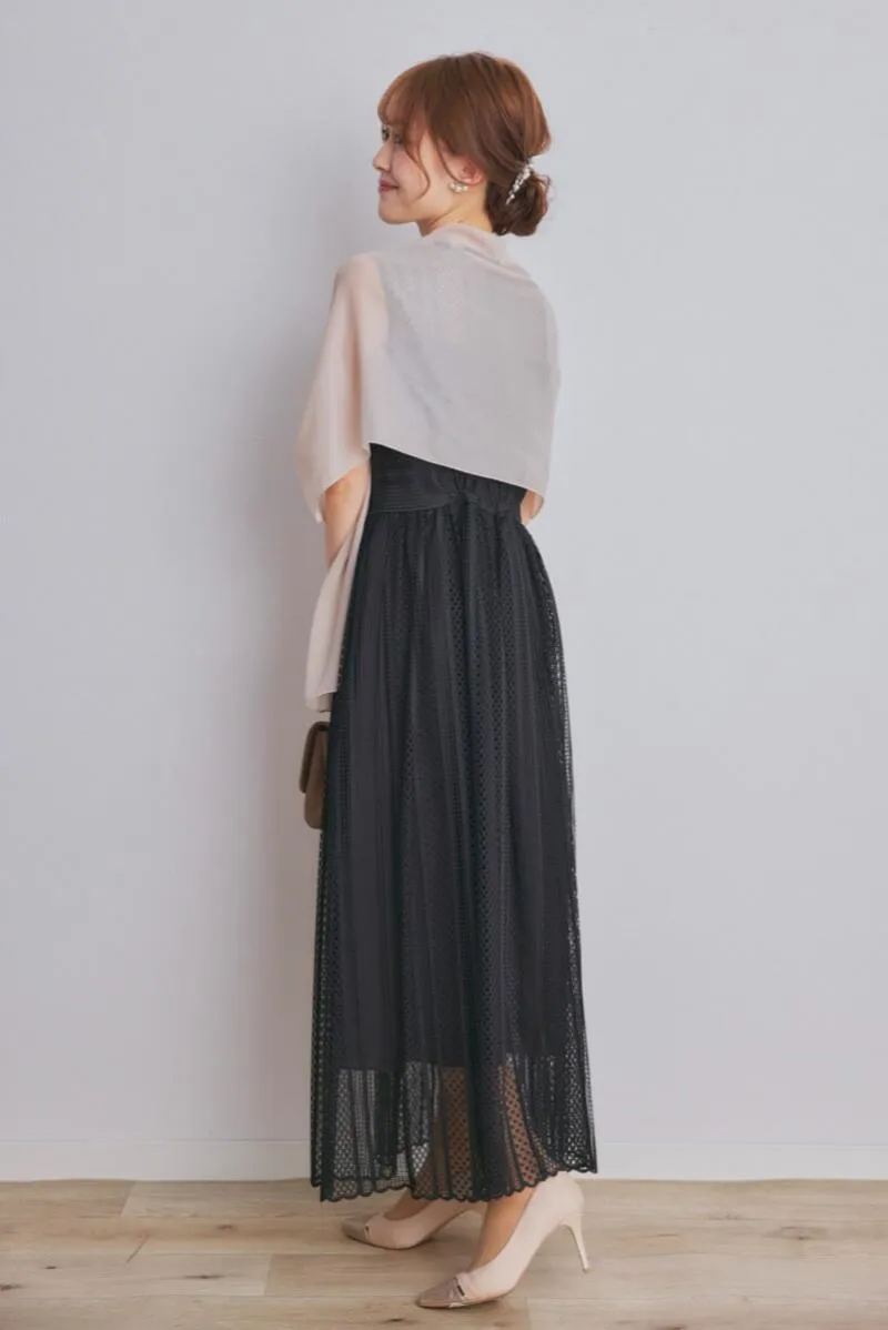 ブラックのストライプレースドレス