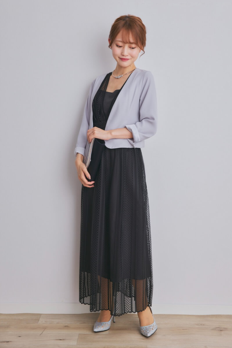 ブラックのストライプレースドレス