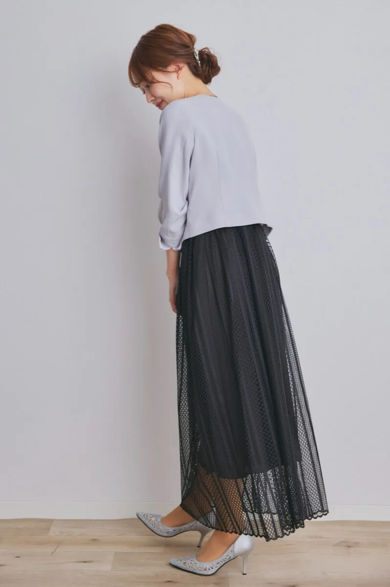 ブラックのストライプレースドレス