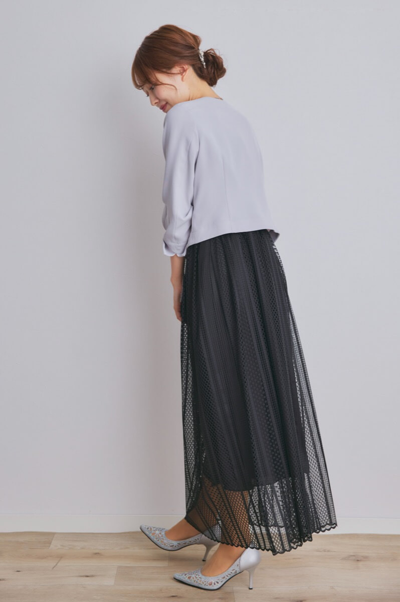 ブラックのストライプレースドレス