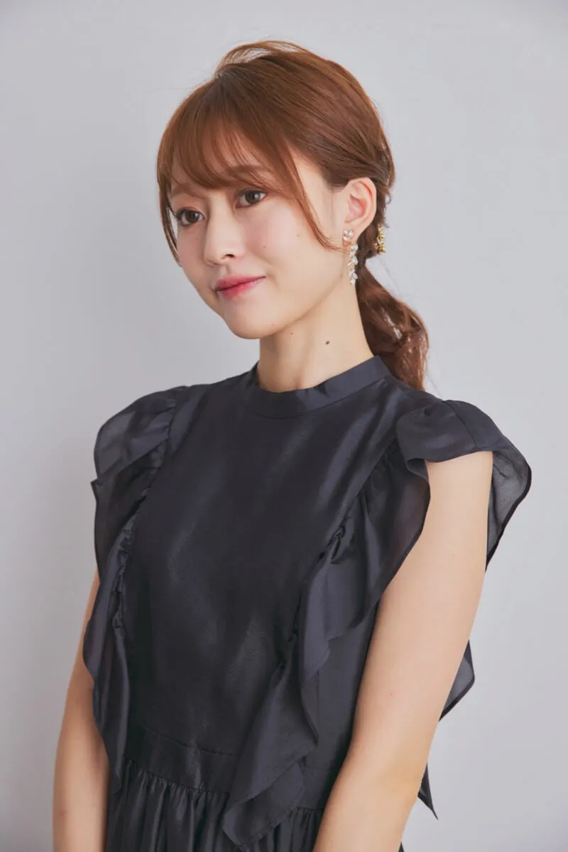 ブラックのサイドフリルエアリードレス