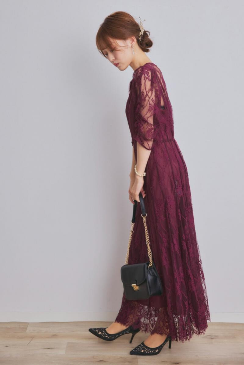 ワインレッドのバックデザインレースドレス