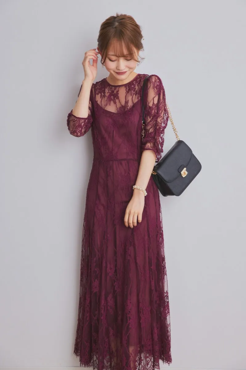 ワインレッドのバックデザインレースドレス