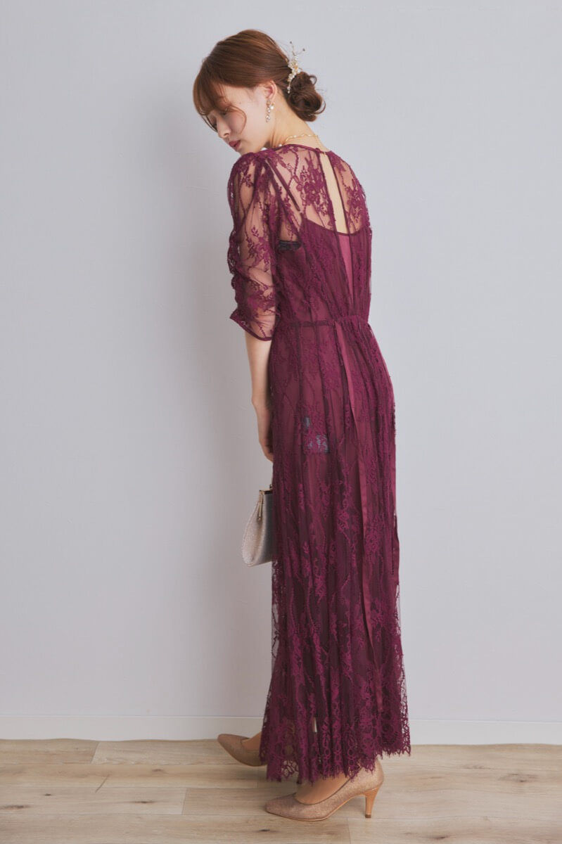 ワインレッドのバックデザインレースドレス