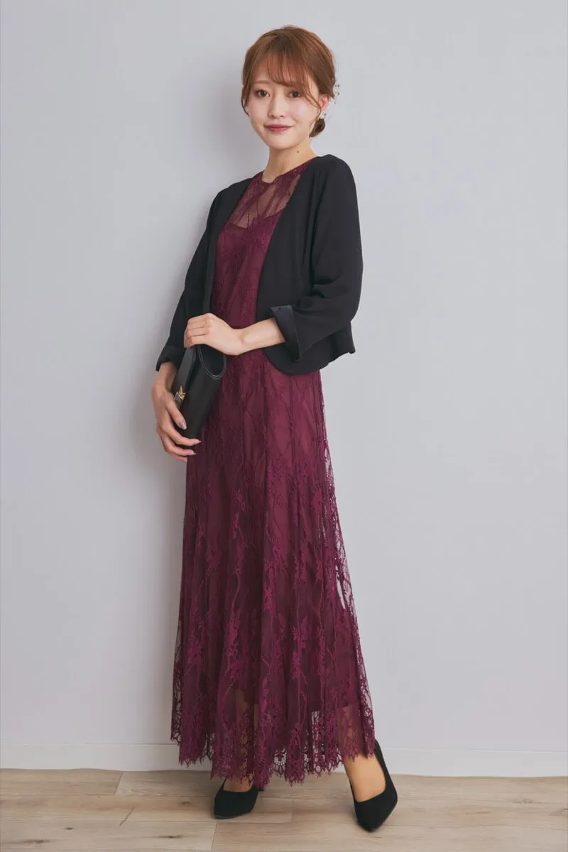 ワインレッドのバックデザインレースドレス