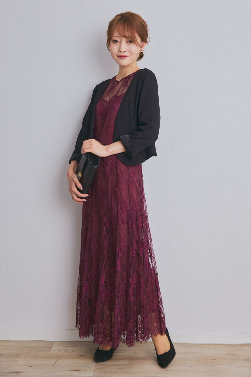 ワインレッドのバックデザインレースドレス